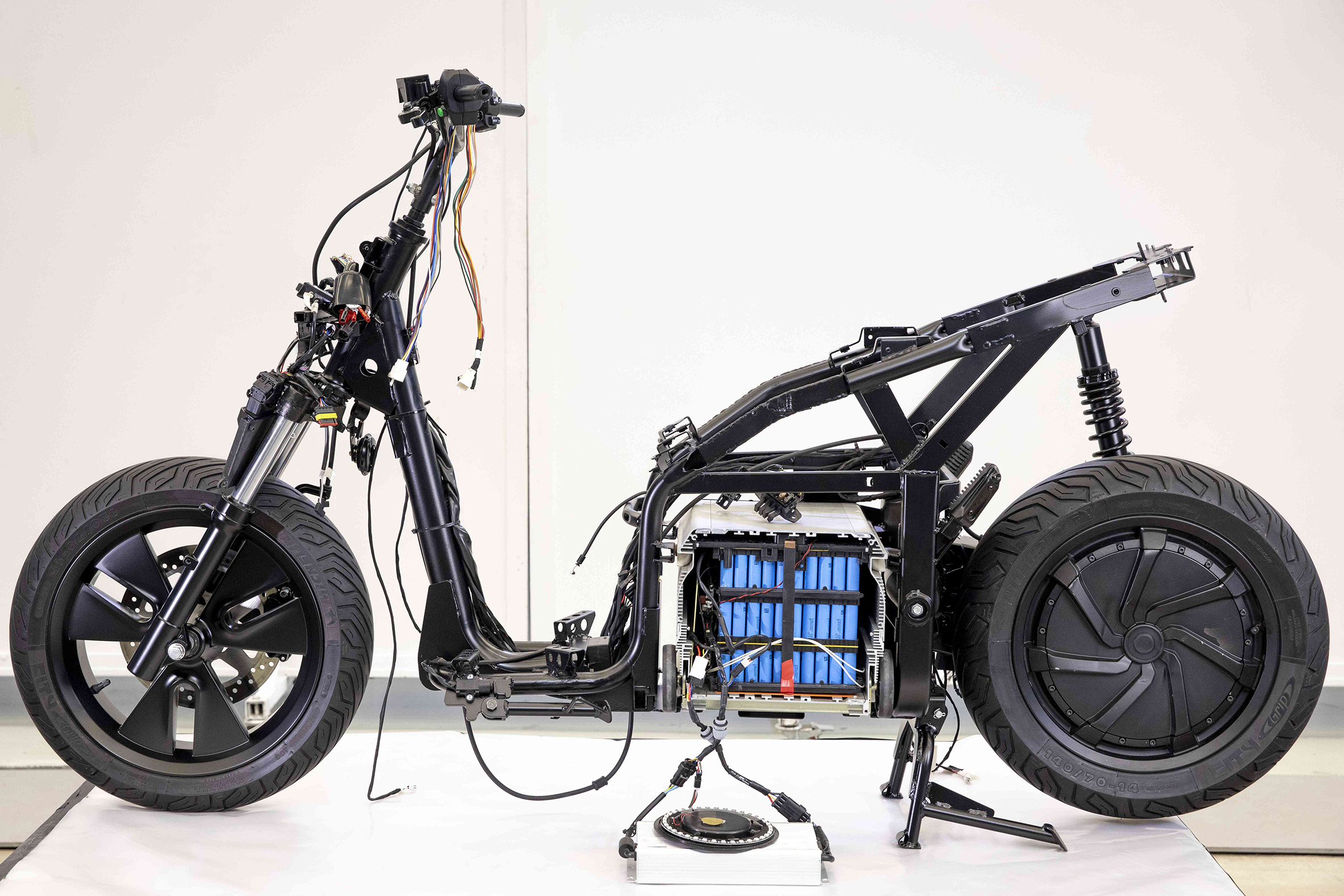 1574251731_221_1286365_twowheelingwithseat_02_hq