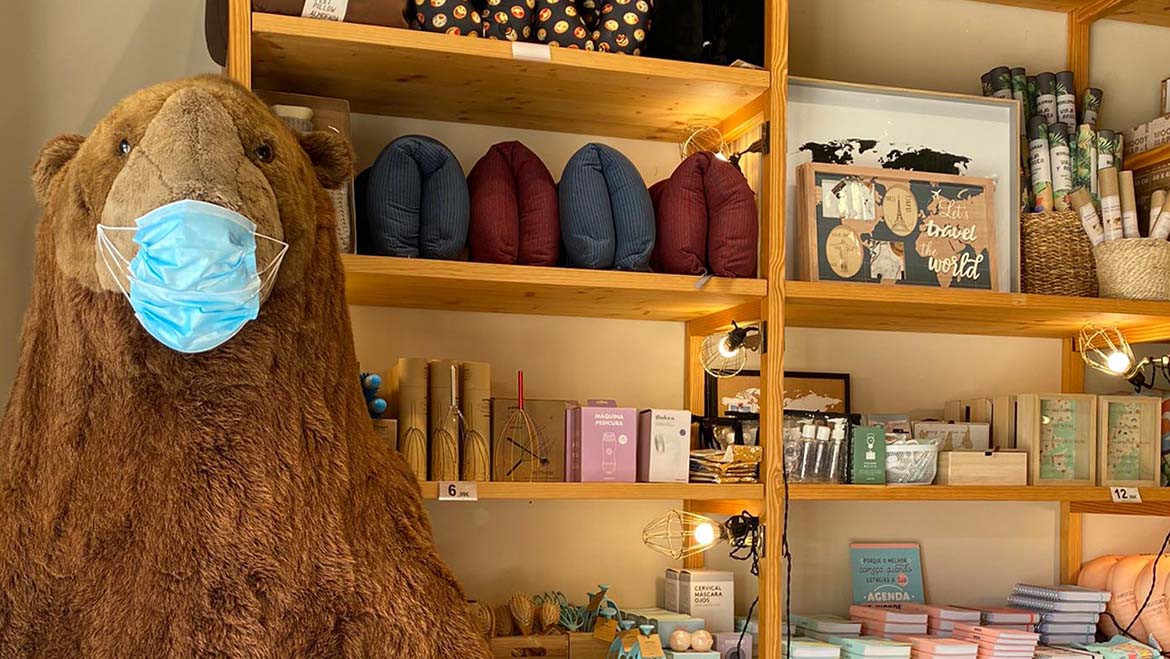 O URSO MAIS QUERIDO DE PORTUGAL ESTÁ DE VOLTA… DE MÁSCARA