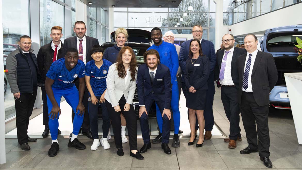 Estrelas do Chelsea FC disfarçam-se de vendedores Hyundai