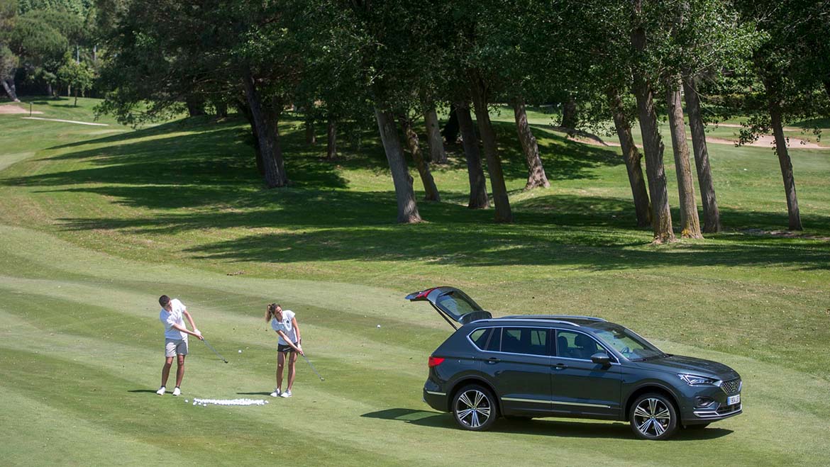 Quantas bolas de golfe cabem na bagageira de um Tarraco?