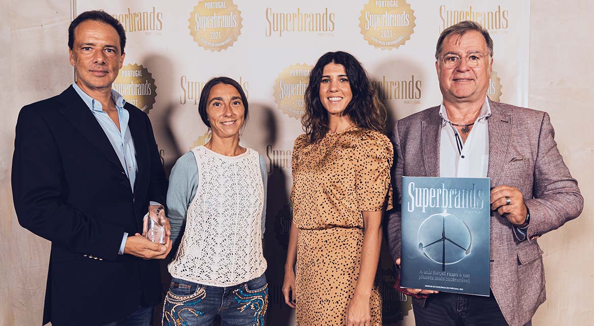 Mercedes-Benz reeleita Superbrand em 2021