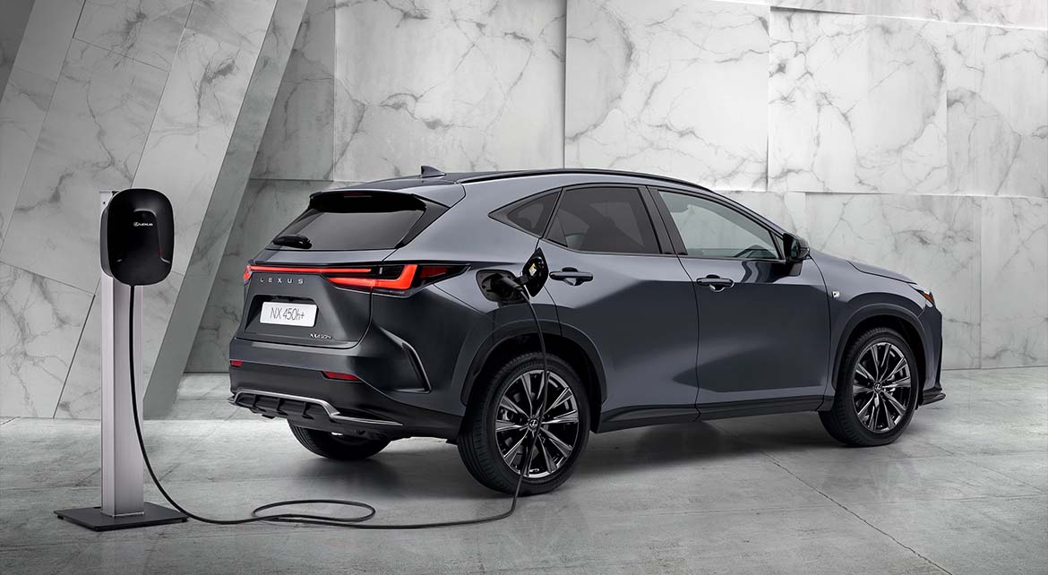 LIGADO OU NÃO À TOMADA, A TECNOLOGIA HÍBRIDA LEXUS MARCA O RITMO