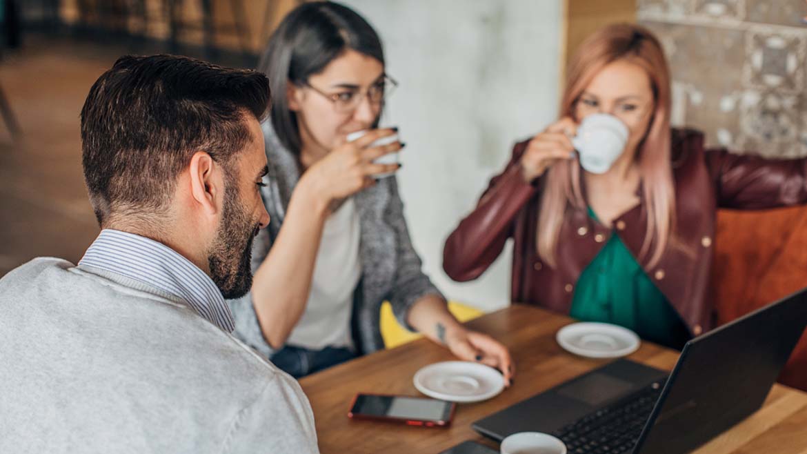 INTERAÇÕES INFORMAIS NO LOCAL DE TRABALHO PODEM FAZER-NOS SENTIR MAIS PRODUTIVOS?