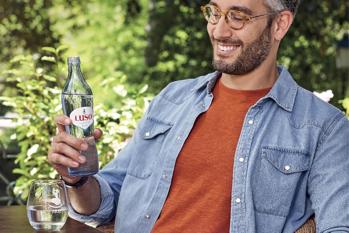 A garrafa de vidro retornável é protagonista na campanha de Água de Luso®